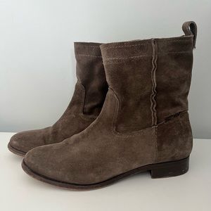 Preowned Women’s suede booties